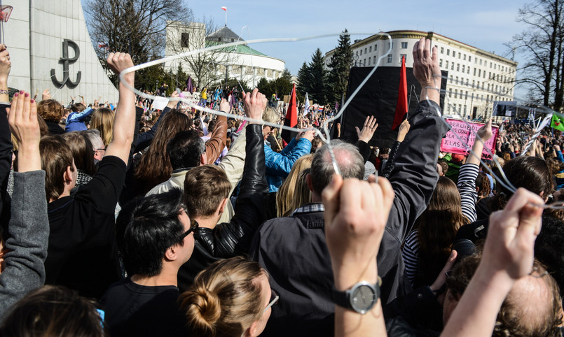 Jak zapowiadali organizatorzy z partii Razem - wieszaki zostawią posłom, którzy za nic mają zdrowie i życie Polek. Akcje uliczne odbyły się także w innych miastach Polski.