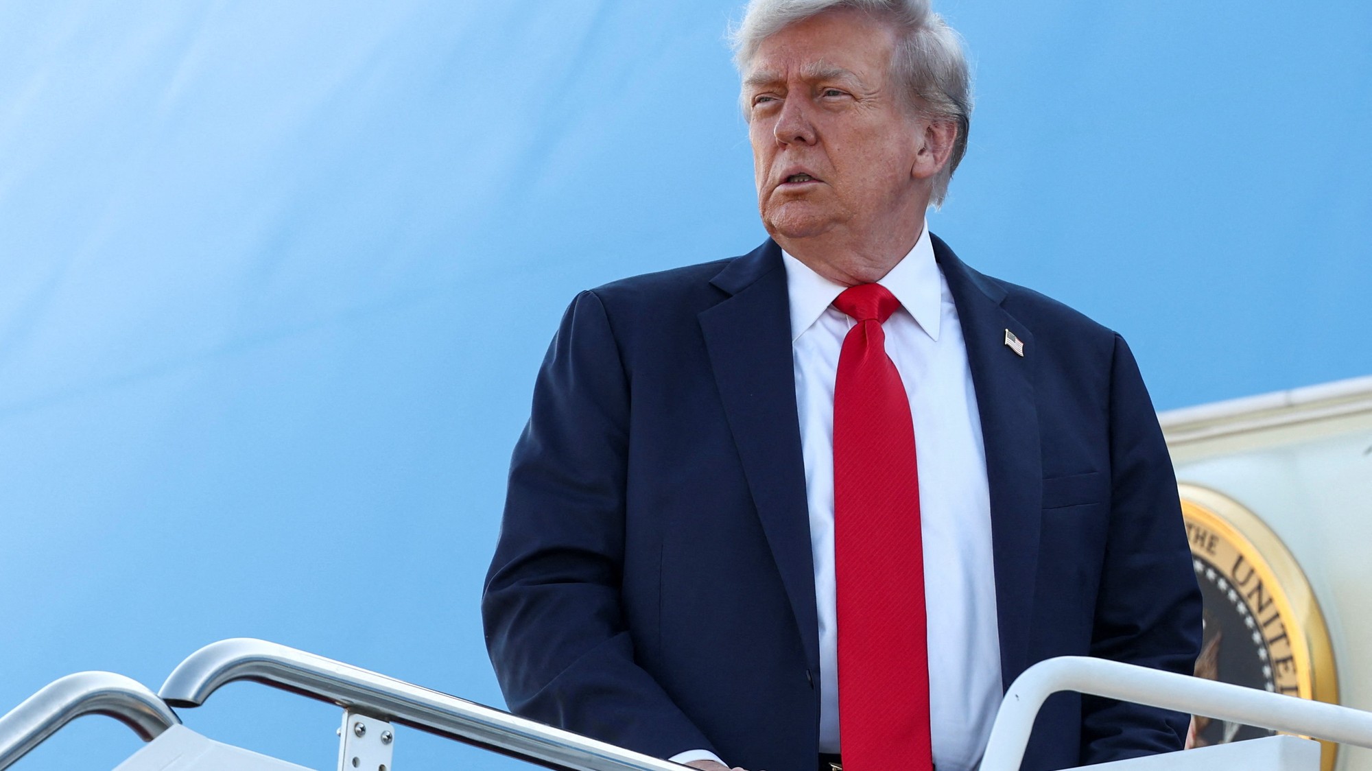 Americký prezident Trump nastupuje do Air Force One pred odletom na Aljašku na stretnutie s ruským prezidentom Putinom.