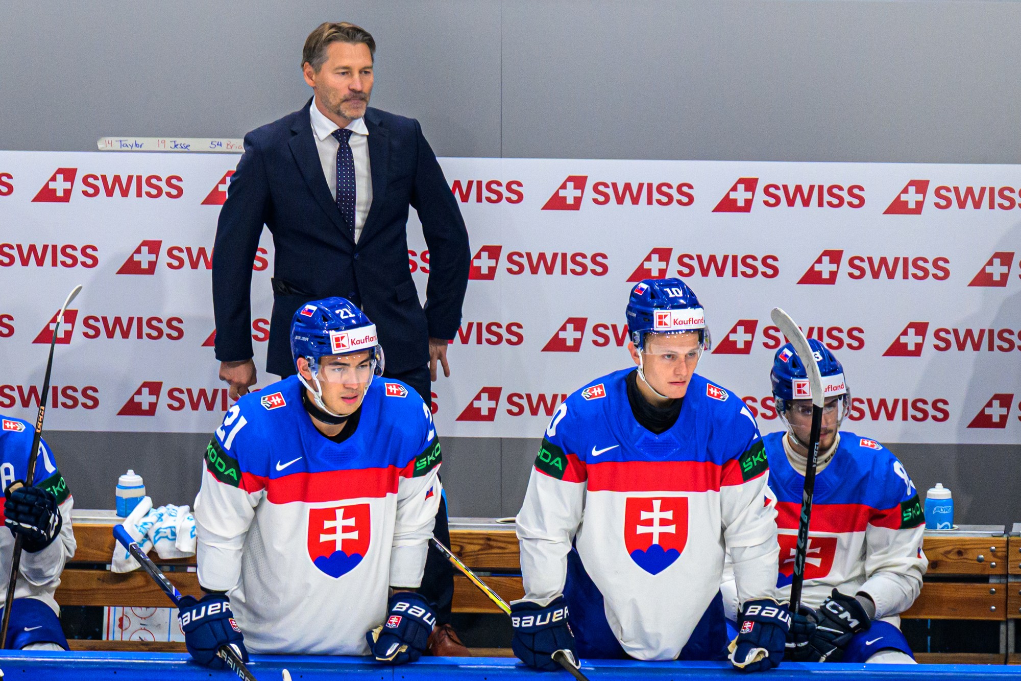 Hlavný tréner Vladimír Orzságh, dole zľava Sebastián Čederle, Adam Sýkora a Servác Petrovský (všetci Slovensko).