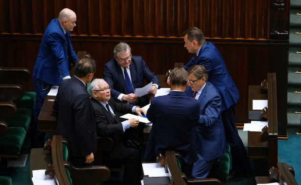 Jarosław Kaczyński i posłowie PiS