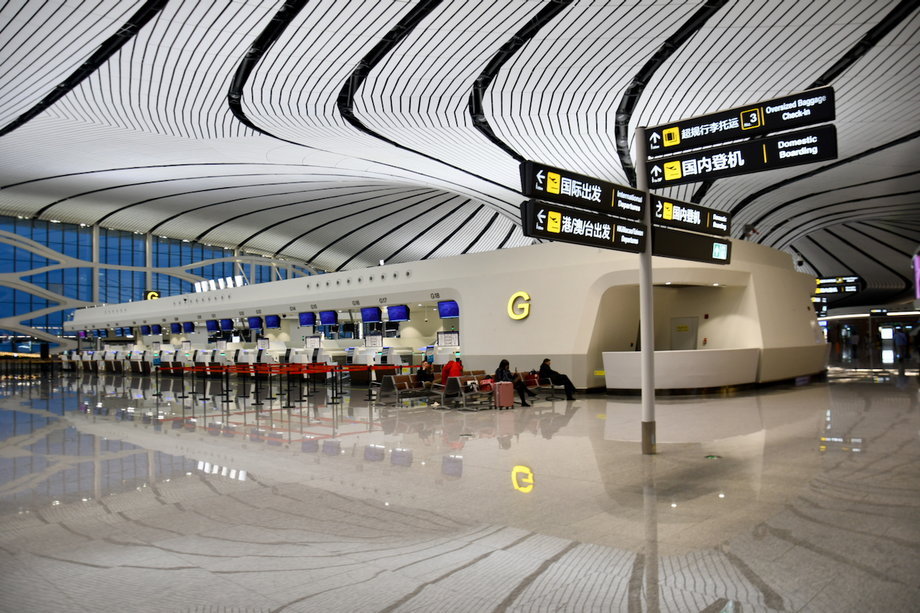 Na lotnisku przyszłości nie może zabraknąć tradycyjnych stanowisk odprawy, gdzie pasażerowie mogą otrzymać kartę pokładową i nadać bagaż
