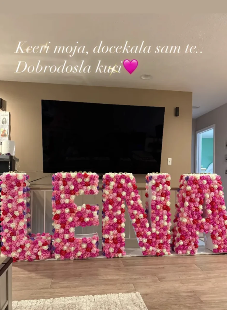 Pevačica stigla kući iz porodilišta