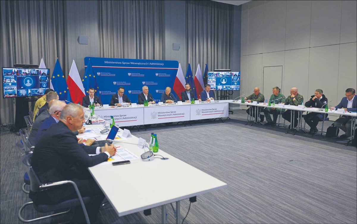 Sztab kryzysowy. Żołnierze wspierają służby w walce z powodzią i na granicy