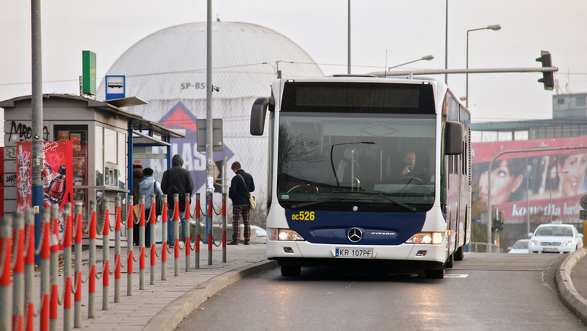 Osoby niewidzące i słabowidzące w Tarnowie będą mogły za pomocą specjalnych pilotów uruchamiać dźwiękowe systemy identyfikacji autobusów komunikacji miejskiej. Miejskie Przedsiębiorstwo Komunikacyjne nieodpłatnie przekaże niepełnosprawnym 80 takich urządzeń.