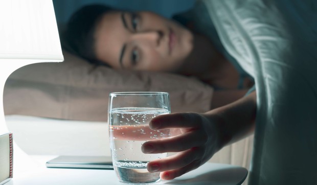 Koliko pre spavanja treba popiti poslednji gutljaj vode