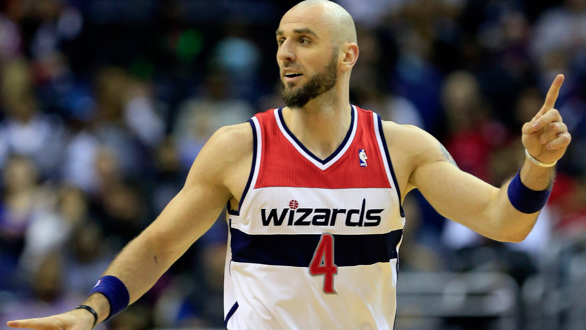 Washington Wizards pokonali broniących mistrzowskiego tytułu Miami Heat 114:93. Było to trzecie z rzędu zwycięstwo podopiecznych Randy'ego Wittmana. Marcin Gortat zanotował 36. double-double w sezonie uzyskując 10 punktów i 13 zbiórek.