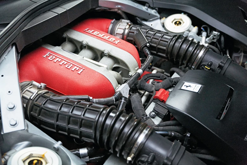 Silnik V12 w Ferrari Purosangue pochodzi z modelu 812, głowica cylindrów – z Competizione. Moc w Purosangue to 724 KM