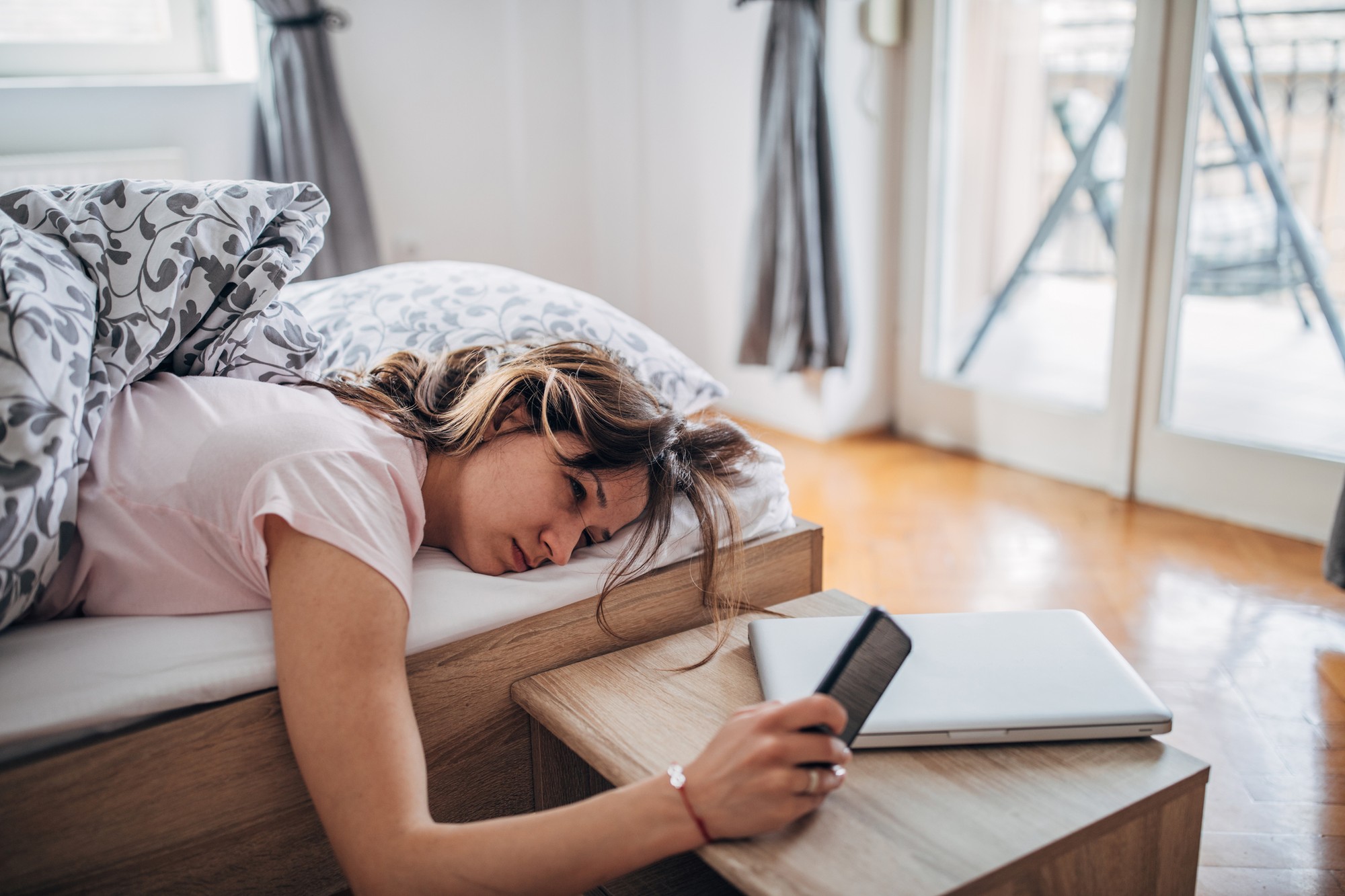 Na TikToku získal popularitu trend s názvom "bed-rotting".