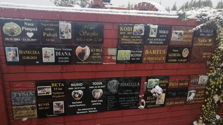 Kolumbarium na cmentarzu dla zwierząt w Szymanowie