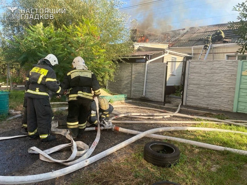 Ruski vatrogasci gase požar na kući u gradu Belgorodu nakon ukrajinskog napada dronom 10. septembra