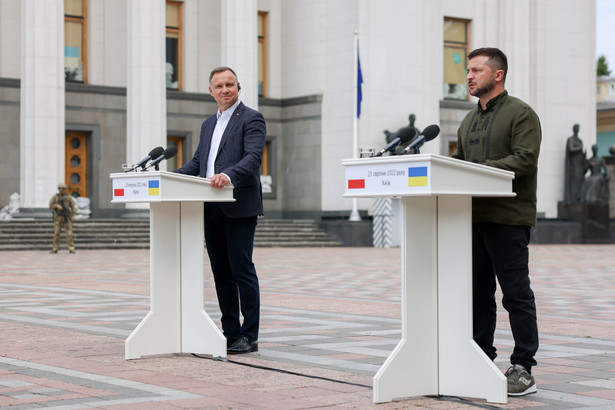 Prezydent RP Andrzej Duda (L) oraz prezydent Ukrainy Wołodymyr Zełenski (P) podczas konferencji prasowej po zakończeniu spotkania w Kijowie