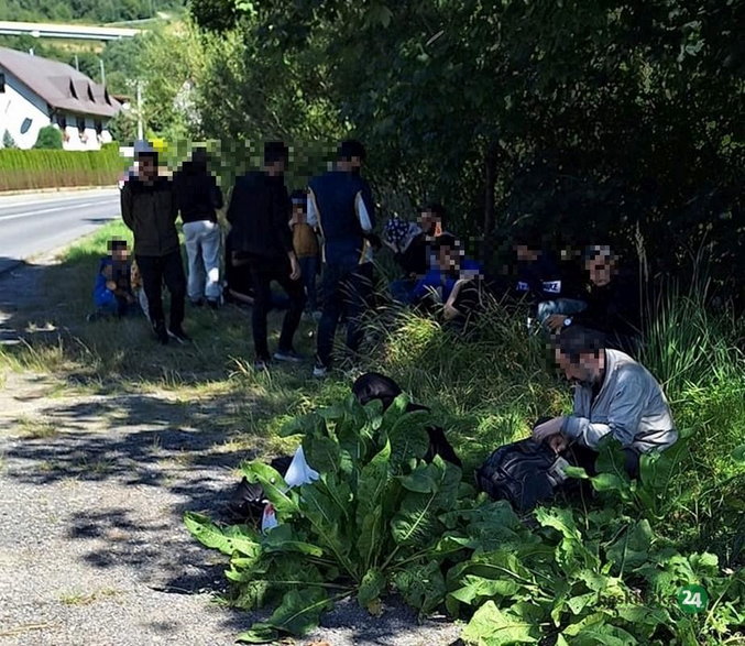 Imigranci koczujący w Skalitem; przełom września i października 2023 r.