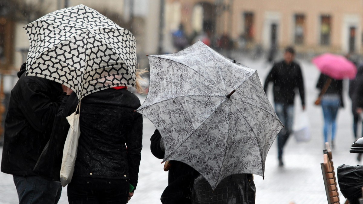 Do końca dnia w całym kraju będzie wiał silny i porywisty wiatr. Instytut Meteorologii i Gospodarki Wodnej ostrzega przed możliwymi skutkami takiej pogody. Podmuchy mogą łamać drzewa i zrywać linie elektryczne.