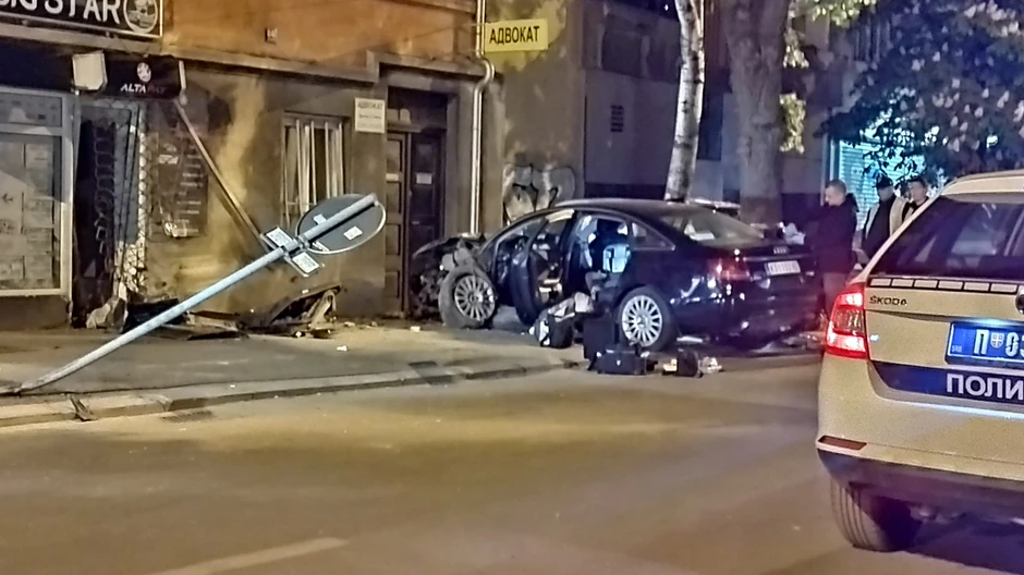 Pet osoba povređeno je u udesu u Dušanovoj ulici u Nišu kada se "audi" posle sudara zakucao u zid zgrade 