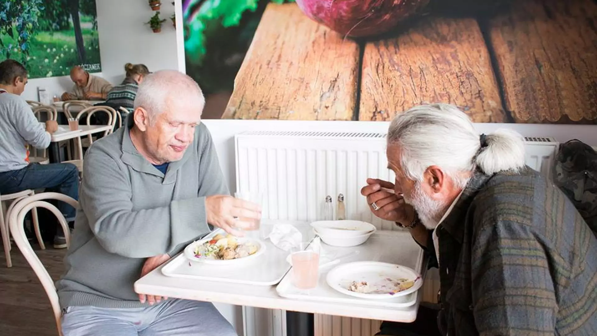 Ufunduj osobie bezdomnej obiad w restauracji! To znacznie więcej niż tylko ciepły posiłek