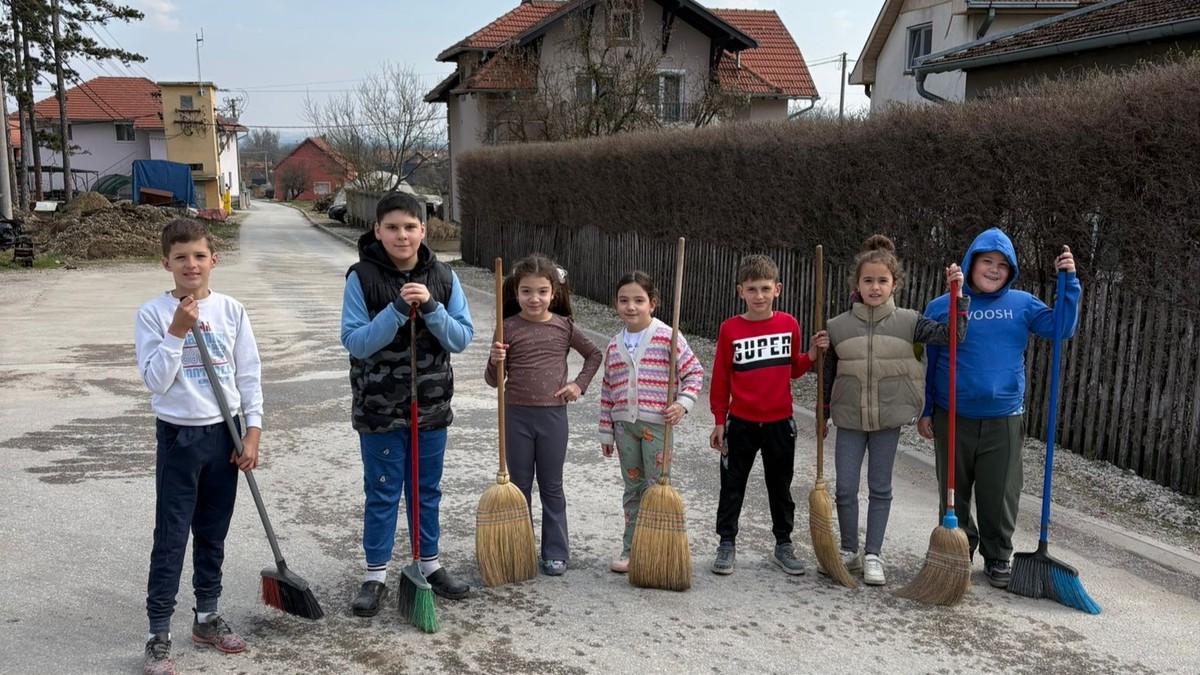 Dece se udružila i očistila celu ulicu u Čačku, bolje nego odrasli