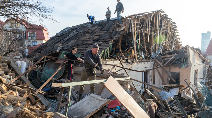 Kijev, Ukrajna: Önkéntesek eltakarítják és szétszedik a törmelékeket az orosz rakétatámadás helyszínén december 31-én / Fotó: Northfoto