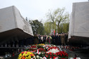 Uroczystości przed pomnikiem ofiar na Cmentarzu Wojskowym na warszawskich Powązkach z udziałem prezesa PiS Jarosława Kaczyńskiego i premier Beaty Szydło