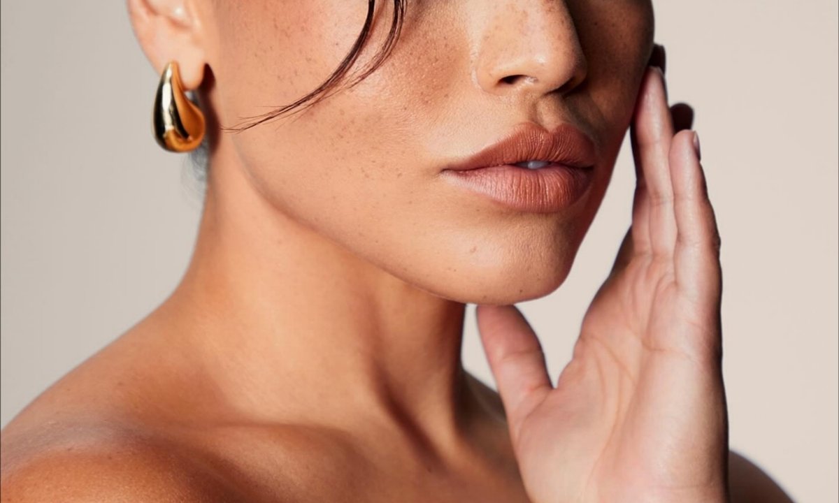 To nie kolejny lekki kremik, a mocny zawodnik na plamy starcze, potrądzikowe i posłoneczne. Ma jeden bardzo silny składnik