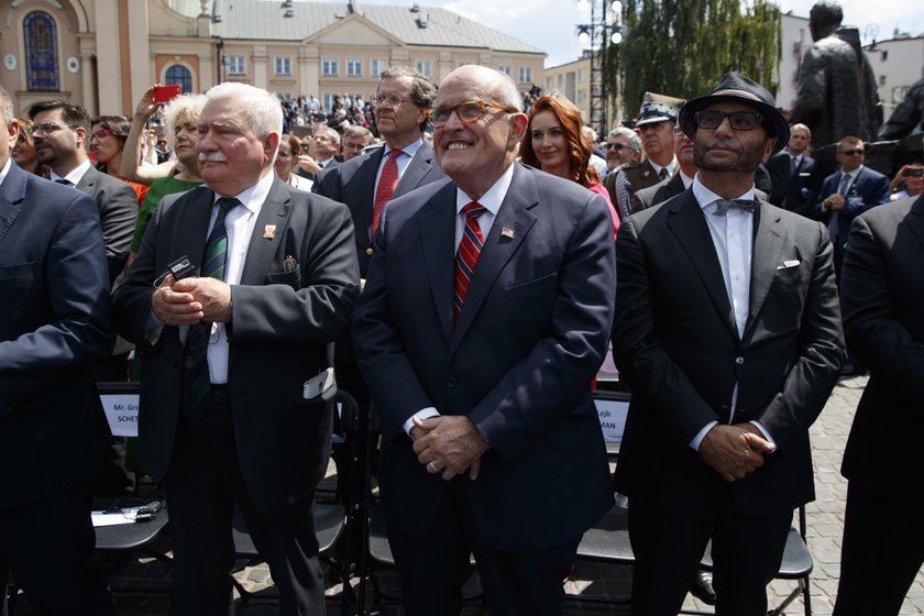 Schetyna oszukał organizatorów, by usiąść obok Wałęsy!