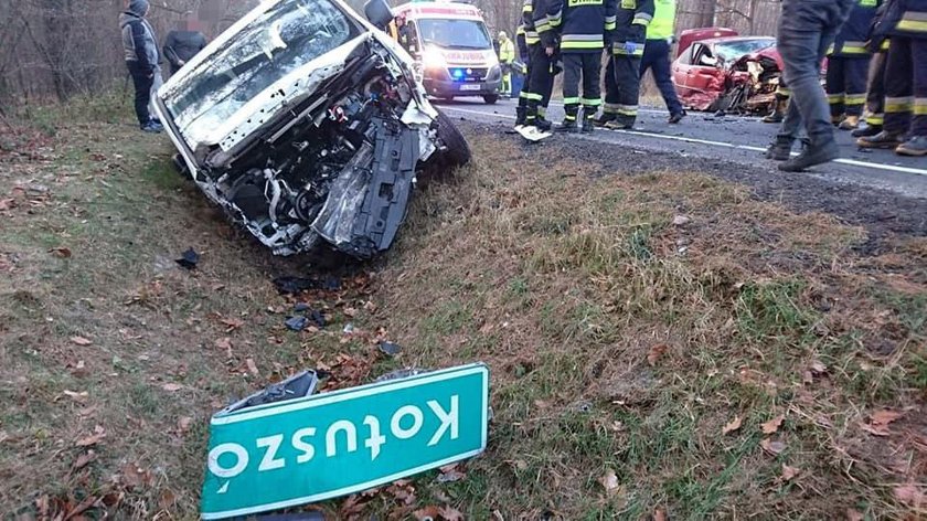 Wypadek na DK nr 74. Trzy zmiażdżone auta, siedem osób rannych