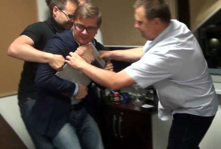 Redaktor naczelny 'Wprost' Sylwester Latkowski oraz funkcjonariusze ABW