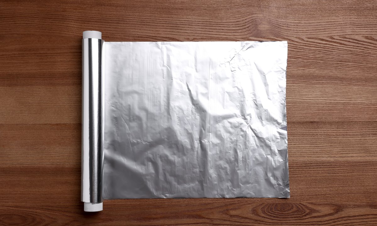 Folia aluminiowa pod telewizorem — czy to ma sens? Eksperci rozwiewają wątpliwości