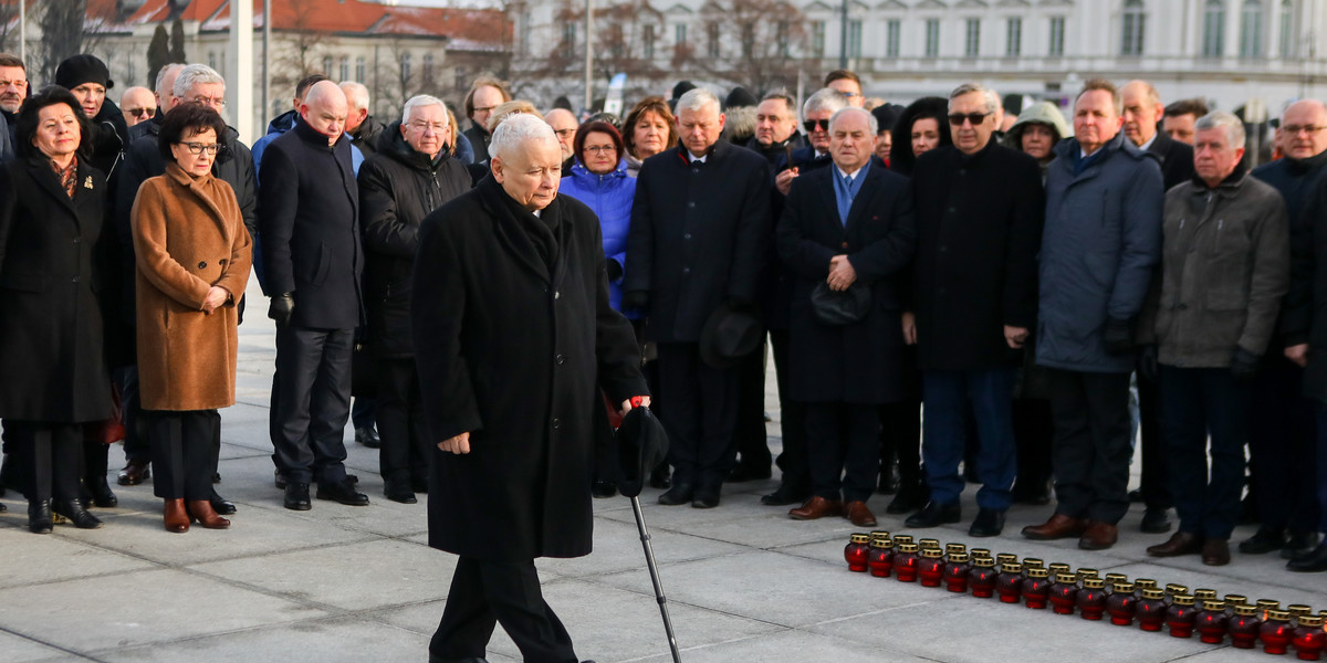 Delegacja PiS z prezesem Jarosławem Kaczyńskim na czele oddała hołd ofiarom katastrofy smoleńskiej