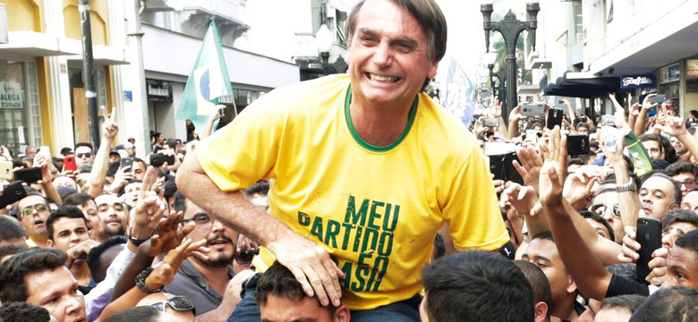 Kontrowersyjny Bolsonaro coraz bliżej prezydentury. Brazylię czeka jednak druga tura