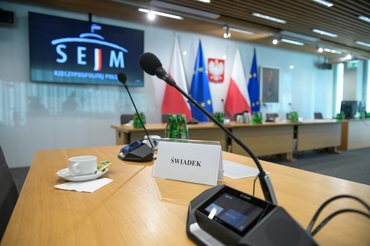 Puste miejsce świadka przed posiedzeniem sejmowej komisji śledczej ds. afery wizowej, w Sejmie w Warszawie. Komisja zaplanowała na przesłuchanie Daniela Obajtka, byłego prezesa Orlenu, a także Tomasza Hinca, byłego prezesa Grupy Azoty SA.
