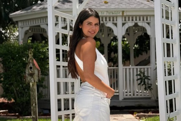 UDALA SE ZA MILIONERA, A JEDE PAŠTETU I PARADAJZ NA PLAŽI Pevačica pokazala kako izgleda njen život u Americi: "Šta ima bolje od ovoga?" (Foto)