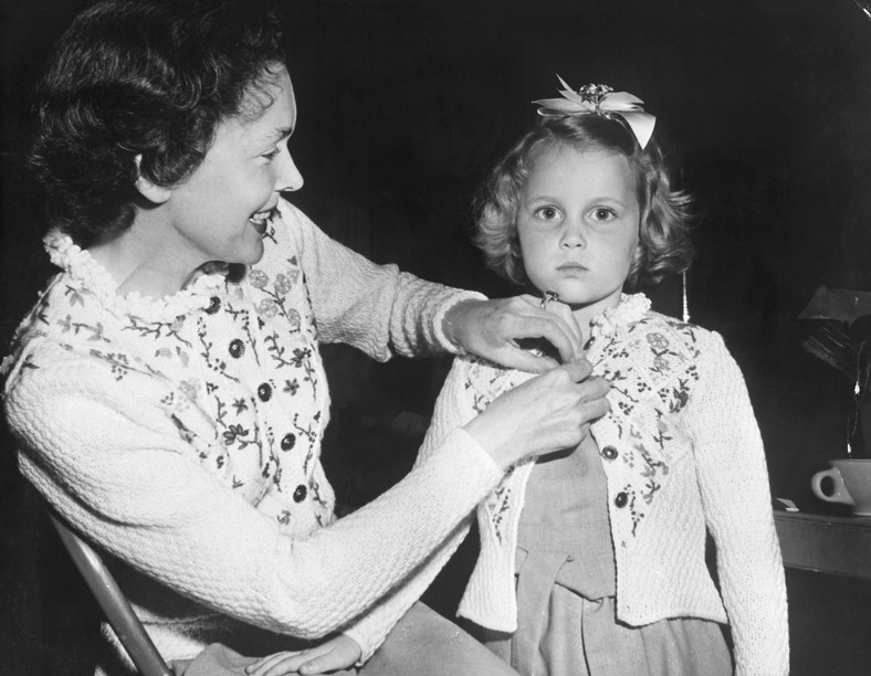 Aktorka Maureen O'Sullivan ze swoją córką, Mią Farrow (ok. 1952 r.)