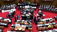 Disznóbéllel dobálóztak képviselők a tajvani parlamentben