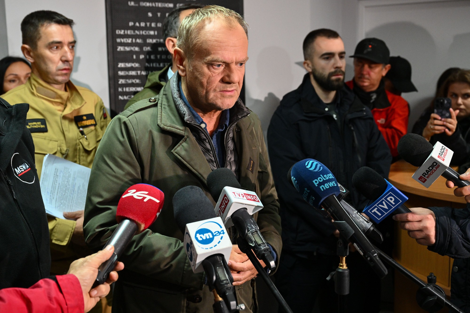 Poľský premiér Donald Tusk vystupuje počas mimoriadnej tlačovej konferencie počas záplav v meste Kladsko (Klodzko) na juhozápade Poľska neďaleko hraníc s Českou republikou.