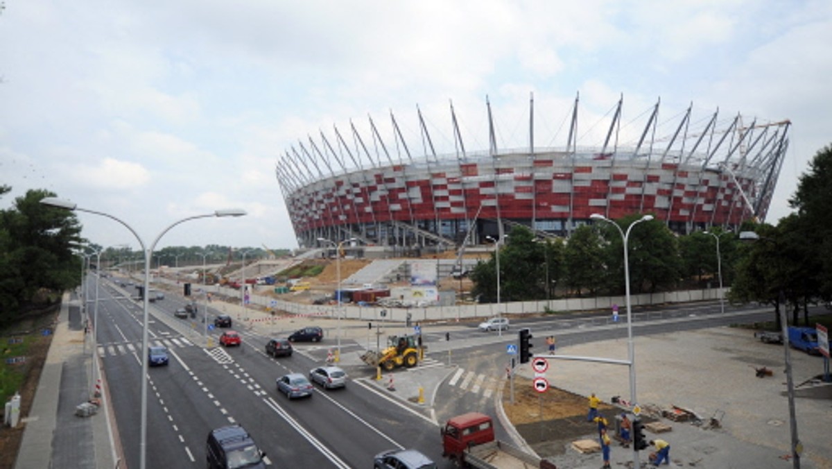 Stadion Narodowy nie może doczekać się piłkarskiego debiutu. Od jego planowanego otwarcia właśnie minęło pięć miesięcy, wokół obiektu unosi się atmosfera skandalu. Wszystko przez szereg problemów - od źle zbudowanych schodów po brak murawy i względy bezpieczeństwa.