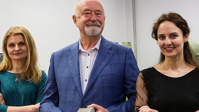 Autorzy opatentowanej technologii recyklingu gruzu betonowego. Od lewej: dr inż. Edyta Pawluczuk, prof. dr hab. inż Michał Bołtryk, dr inż. Katarzyna Kalinowska-Wichrowska (fot. Gabriela Kościuk, Geekstok)