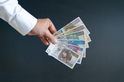 Gdzie na świecie można spodziewać się podwyżek w 2022 roku? [INFOGRAFIKA]