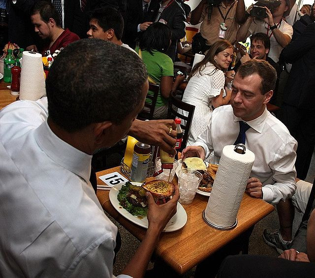 Barack Obama i Dmitrij Miedwiediew jedzą hamburgery w restauracji Ray's w Arlington w stanie Wirginia, 24 czerwca 2010 r.