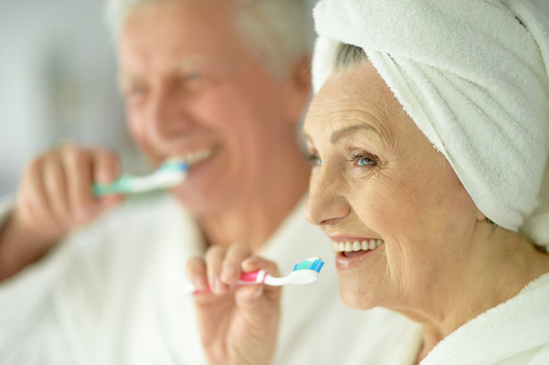 Wraz ze starzeniem się organizmu, nasze zęby stają się coraz bardziej kruche i łamliwe