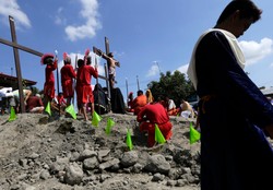 Potępiony rytuał wielkanocny z Filipin. Ludzie dobrowolnie się krzyżują