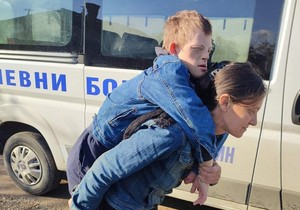 bor majka nosi sina zorana na leđima foto twitter