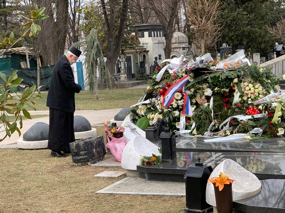 POTRESNA SCENA SA GROBLJA Otac Nebojše Glogovca pali sveću za sina