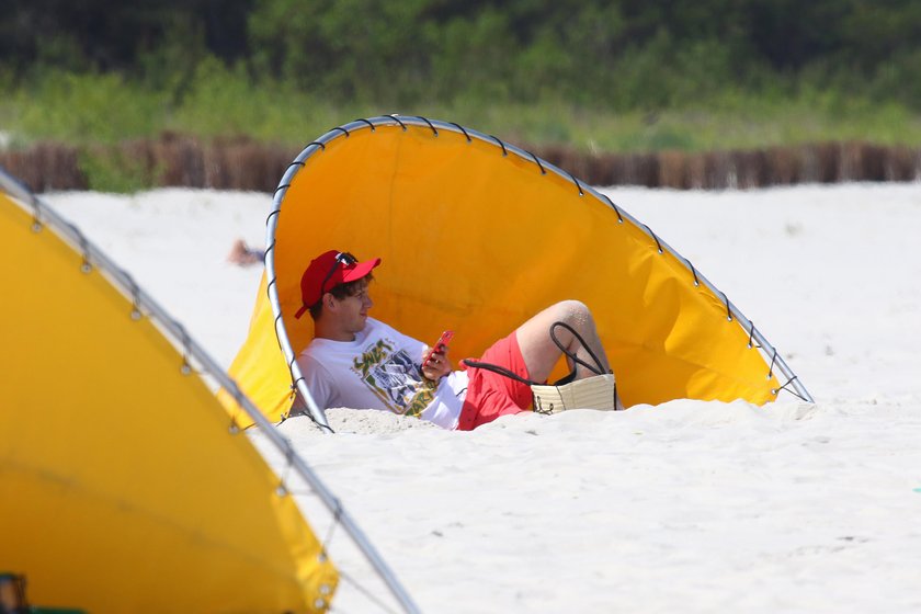 Julia Wieniawa i Antek Królikowski na plaży w Juracie