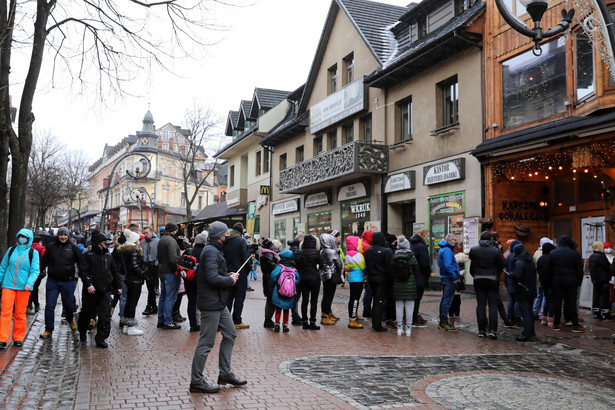 Kolejka chętnych przed wejściem do jednej z restauracji na Krupówkach w Zakopanem