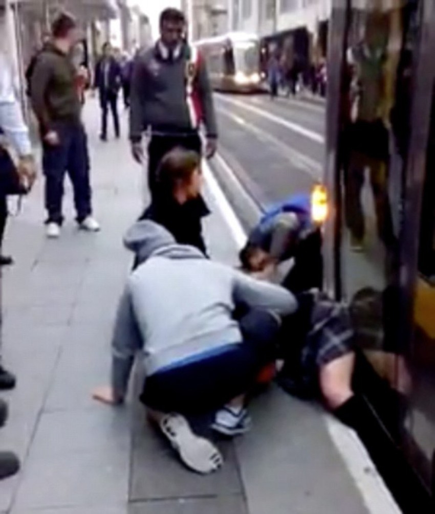 Putnici spasavaju učenicu