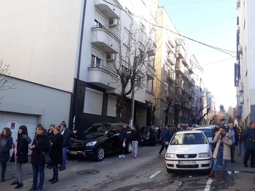 Policija izmestila građane u sporedne ulice