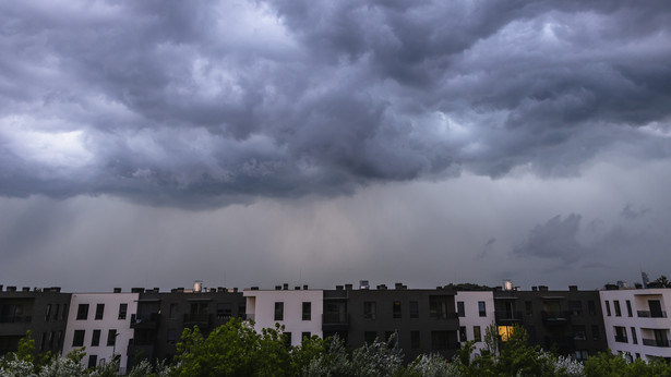 Ciemne chmury nad blokami w Warszawie