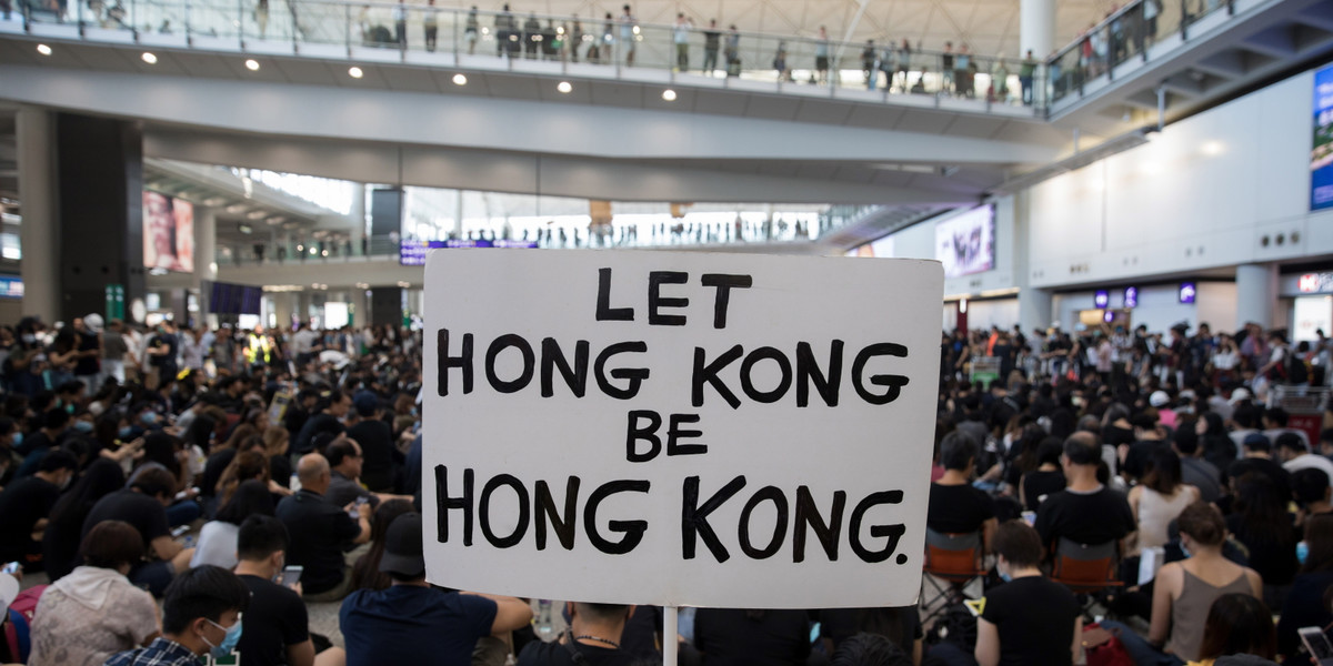 "Pozwólcie Hongkongowi być Hongkongiem" - to jeden z napisów na transparentach, jakie przynieśli ze sobą protestujący. Przed weekendem zaczęli okupować terminal międzynarodowego lotniska w proteście przeciwko polityce Chin kontynentalnych wobec byłej brytyjskiej kolonii