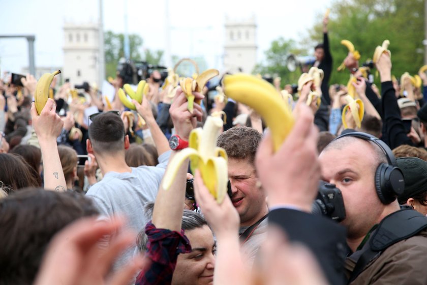 Protest pod Muzeum Narodowym. Tłumy warszawiaków zjadło banany