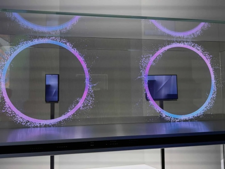 Trostruko preklopivi telefon